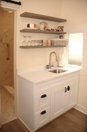 Quaint Historic Downtown Apartment